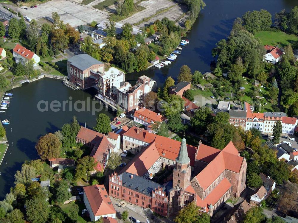 Brandenburg from the bird's eye view: 07.10.2004 Blick auf die Heidrichsmühle in Brandenburg. Sie ist ein traditionsreicher Mühlenstandort, 1900-01 bzw. 1917 erbaute Mühlen- u. Speichergebäude, ehem. Getreide-Mahlmühle mit Wasserkraft u. zusätzl. Dampflokomobile, zuletzt mit Zusatzmotor betrieben, zzt. Sanierung u. Umbau zu Loft-Wohnungen