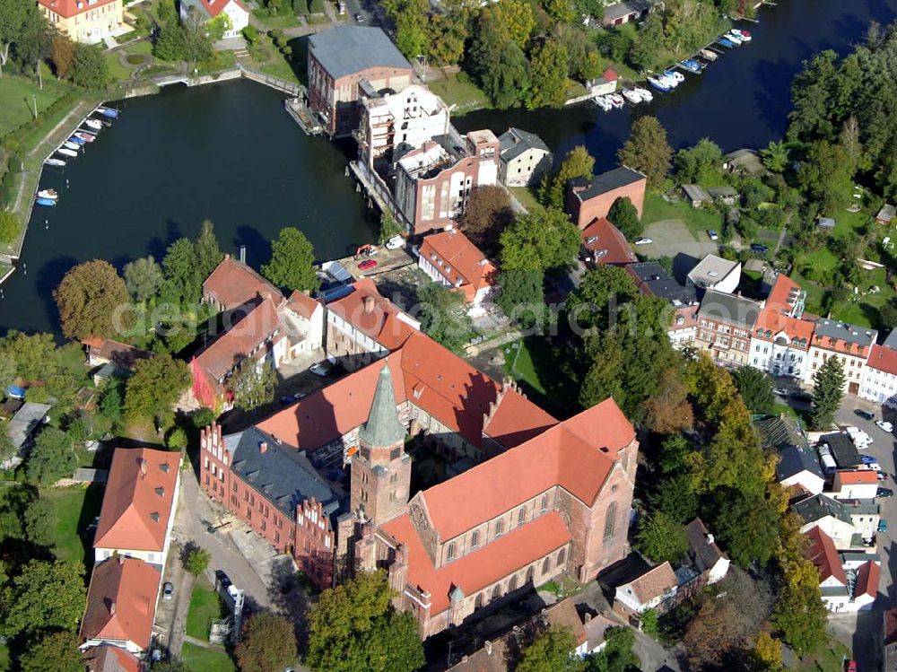 Aerial image Brandenburg - 07.10.2004 Blick auf die Heidrichsmühle in Brandenburg. Sie ist ein traditionsreicher Mühlenstandort, 1900-01 bzw. 1917 erbaute Mühlen- u. Speichergebäude, ehem. Getreide-Mahlmühle mit Wasserkraft u. zusätzl. Dampflokomobile, zuletzt mit Zusatzmotor betrieben, zzt. Sanierung u. Umbau zu Loft-Wohnungen