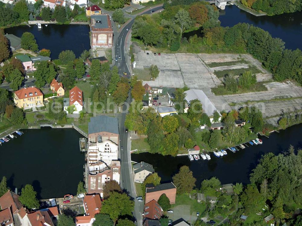 Aerial photograph Brandenburg - 07.10.2004 Blick auf die Heidrichsmühle in Brandenburg. Sie ist ein traditionsreicher Mühlenstandort, 1900-01 bzw. 1917 erbaute Mühlen- u. Speichergebäude, ehem. Getreide-Mahlmühle mit Wasserkraft u. zusätzl. Dampflokomobile, zuletzt mit Zusatzmotor betrieben, zzt. Sanierung u. Umbau zu Loft-Wohnungen