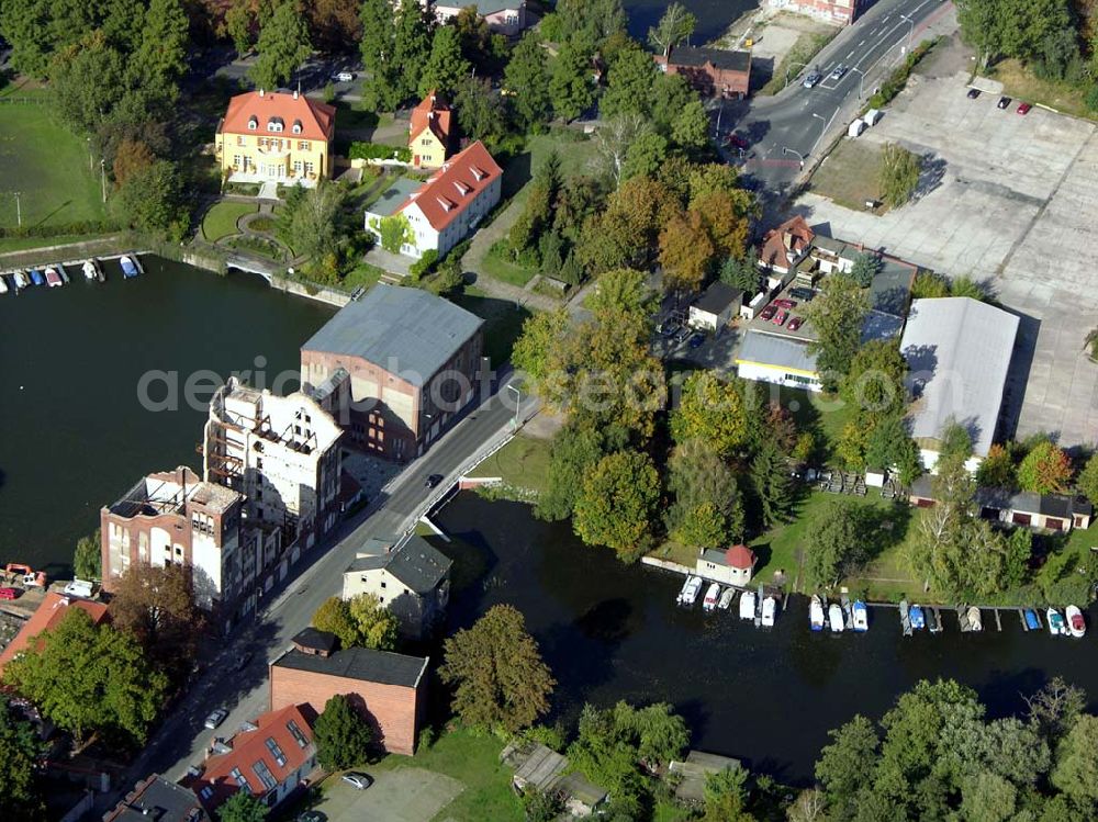 Brandenburg from above - 07.10.2004 Blick auf die Heidrichsmühle in Brandenburg. Sie ist ein traditionsreicher Mühlenstandort, 1900-01 bzw. 1917 erbaute Mühlen- u. Speichergebäude, ehem. Getreide-Mahlmühle mit Wasserkraft u. zusätzl. Dampflokomobile, zuletzt mit Zusatzmotor betrieben, zzt. Sanierung u. Umbau zu Loft-Wohnungen