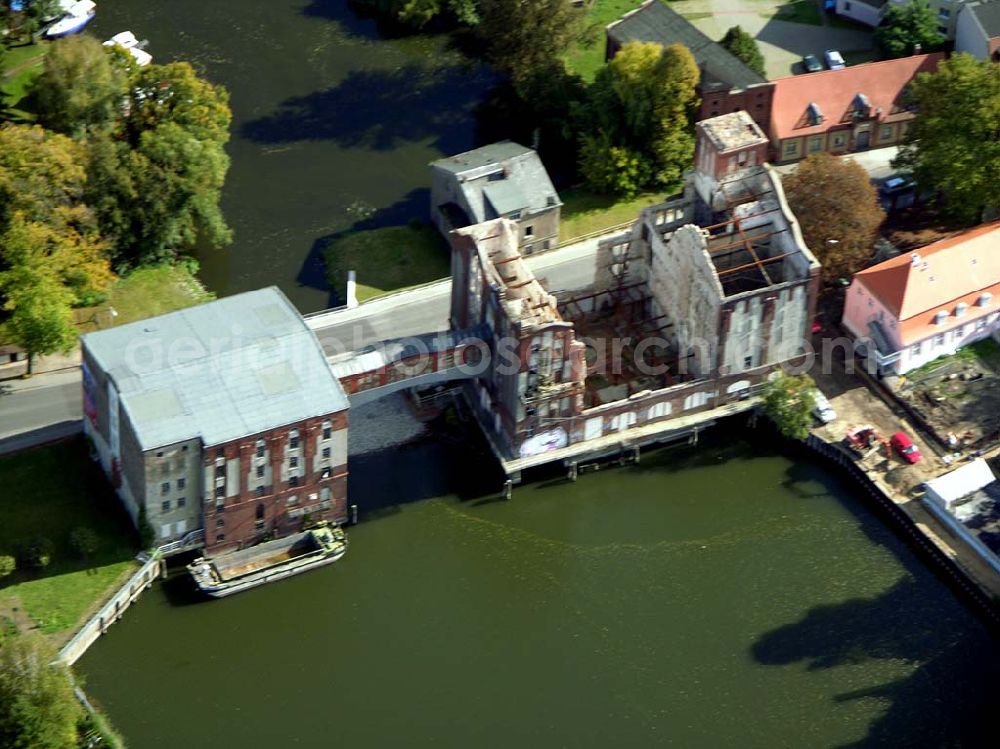 Aerial image Brandenburg - 07.10.2004 Blick auf die Heidrichsmühle in Brandenburg. Sie ist ein traditionsreicher Mühlenstandort, 1900-01 bzw. 1917 erbaute Mühlen- u. Speichergebäude, ehem. Getreide-Mahlmühle mit Wasserkraft u. zusätzl. Dampflokomobile, zuletzt mit Zusatzmotor betrieben, zzt. Sanierung u. Umbau zu Loft-Wohnungen