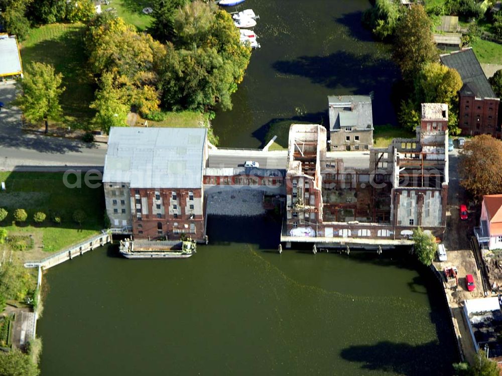 Aerial photograph Brandenburg - 07.10.2004 Blick auf die Heidrichsmühle in Brandenburg. Sie ist ein traditionsreicher Mühlenstandort, 1900-01 bzw. 1917 erbaute Mühlen- u. Speichergebäude, ehem. Getreide-Mahlmühle mit Wasserkraft u. zusätzl. Dampflokomobile, zuletzt mit Zusatzmotor betrieben, zzt. Sanierung u. Umbau zu Loft-Wohnungen