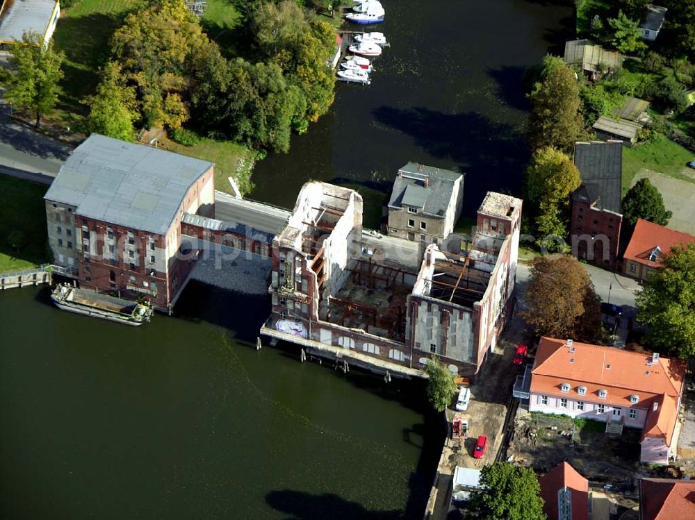 Brandenburg from above - 07.10.2004 Blick auf die Heidrichsmühle in Brandenburg. Sie ist ein traditionsreicher Mühlenstandort, 1900-01 bzw. 1917 erbaute Mühlen- u. Speichergebäude, ehem. Getreide-Mahlmühle mit Wasserkraft u. zusätzl. Dampflokomobile, zuletzt mit Zusatzmotor betrieben, zzt. Sanierung u. Umbau zu Loft-Wohnungen