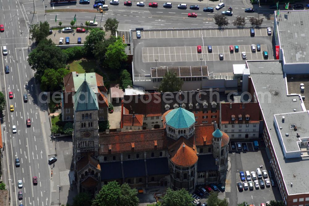 SCHWEINFURT from above - Blick auf die Heilig Geist Kirche in Schweinfurt. Sie gilt als Mutter der katholischen Kirchen in Schweinfurt. Mit dem Bau, der im neuromanischen Stil erbauten Kirche, wurde im 15./16. Jahrhundert begonnen, später erfolgten Umbauten. Adresse: Anton-Niedermeier-Platz 1, 97421 Schweinfurt. Kontakt: Katholisches Pfarramt Heilig Geist, Schultesstraße 32, 97421 Schweinfurt, Tel. 09721 21485, Fax 09721 185271, E-Mail: heilig-geist.schweinfurt@bistum-wuerzburg.de,