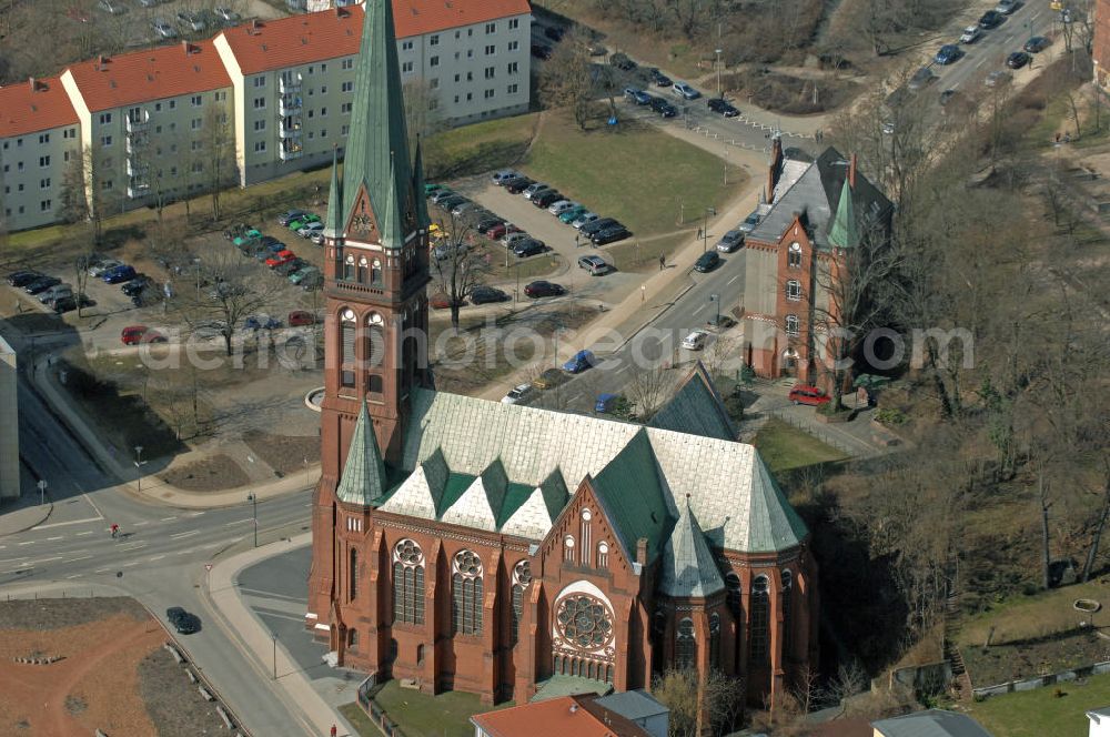 Aerial image Frankfurt (Oder) - Blick auf die katholische Kirche Heilig-Kreuz und Königin-des-Heiligen-Rosenkranz und das Gemeindehaus an der Franz-Mehring-Straße. Die Segnung der Kirche erfolgte 1899. Die Kirche war das erste öffentliche Gebäude Frankfurts, das vollständig mit elektrischem Licht ausgestattet war. View of the Catholic Church of the Holy Cross and Queen of the Holy Rosary at the Franz Mehring Strasse. The blessing of the church was in 1899. It was the first public building in Frankfurt, which was fully equipped with electric light.