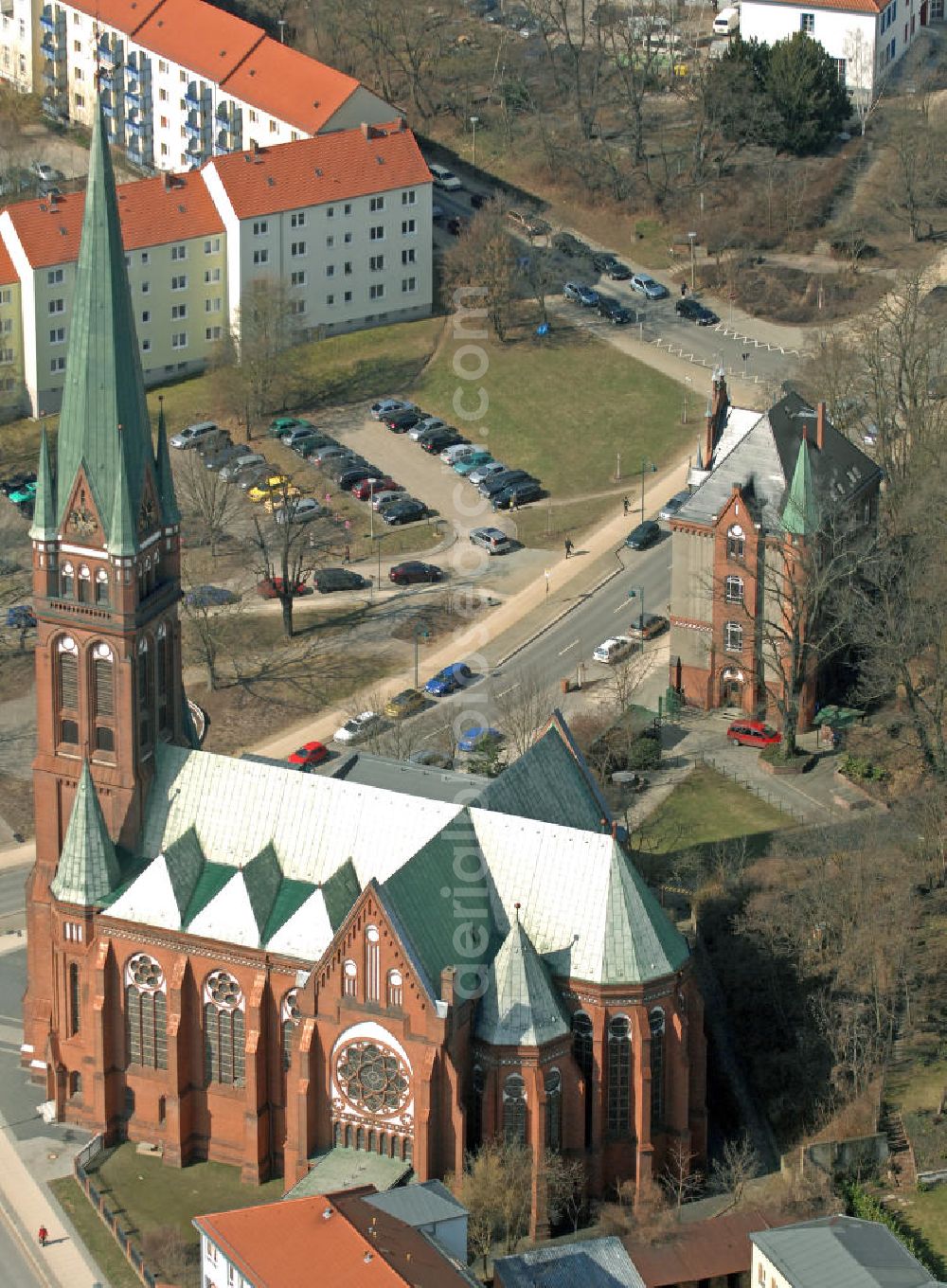 Aerial photograph Frankfurt (Oder) - Blick auf die katholische Kirche Heilig-Kreuz und Königin-des-Heiligen-Rosenkranz und das Gemeindehaus an der Franz-Mehring-Straße. Die Segnung der Kirche erfolgte 1899. Die Kirche war das erste öffentliche Gebäude Frankfurts, das vollständig mit elektrischem Licht ausgestattet war. View of the Catholic Church of the Holy Cross and Queen of the Holy Rosary at the Franz Mehring Strasse. The blessing of the church was in 1899. It was the first public building in Frankfurt, which was fully equipped with electric light.