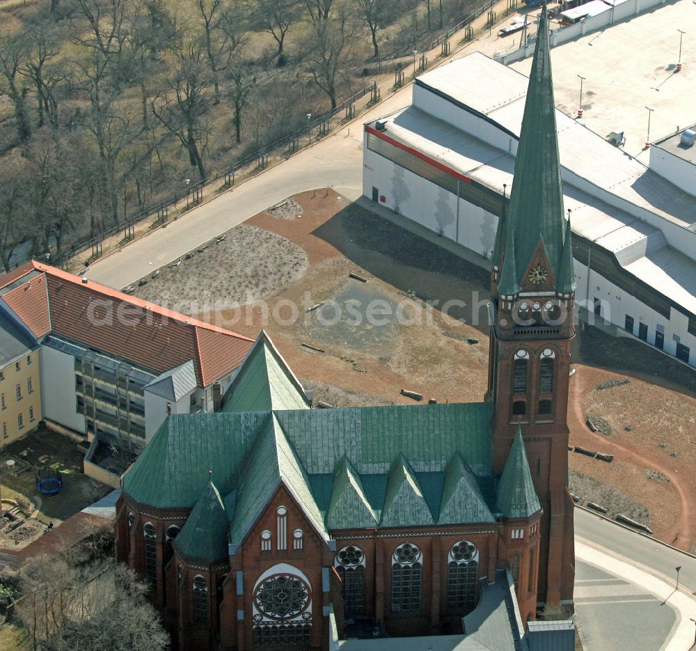 Frankfurt (Oder) from above - Blick auf die katholische Kirche Heilig-Kreuz und Königin-des-Heiligen-Rosenkranz und das Gemeindehaus an der Franz-Mehring-Straße. Die Segnung der Kirche erfolgte 1899. Die Kirche war das erste öffentliche Gebäude Frankfurts, das vollständig mit elektrischem Licht ausgestattet war. View of the Catholic Church of the Holy Cross and Queen of the Holy Rosary at the Franz Mehring Strasse. The blessing of the church was in 1899. It was the first public building in Frankfurt, which was fully equipped with electric light.