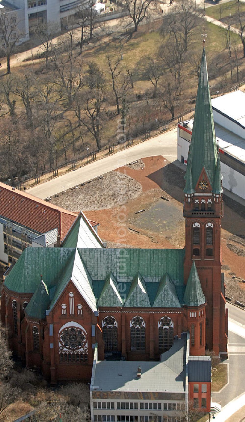 Frankfurt (Oder) from the bird's eye view: Blick auf die katholische Kirche Heilig-Kreuz und Königin-des-Heiligen-Rosenkranz und das Gemeindehaus an der Franz-Mehring-Straße. Die Segnung der Kirche erfolgte 1899. Die Kirche war das erste öffentliche Gebäude Frankfurts, das vollständig mit elektrischem Licht ausgestattet war. View of the Catholic Church of the Holy Cross and Queen of the Holy Rosary at the Franz Mehring Strasse. The blessing of the church was in 1899. It was the first public building in Frankfurt, which was fully equipped with electric light.