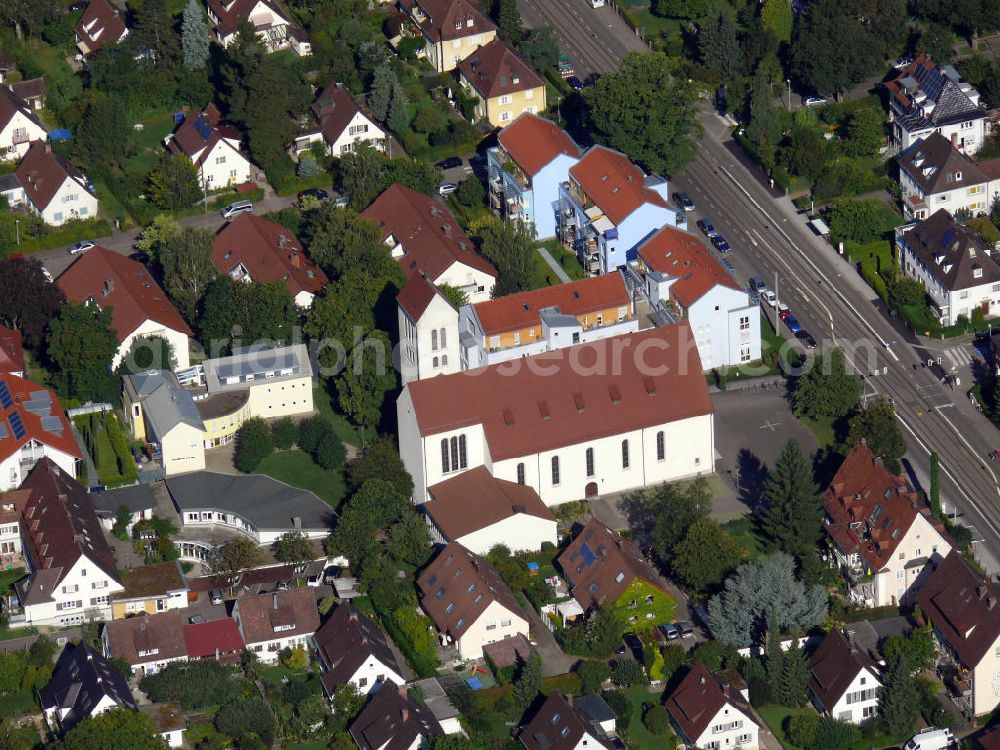 Aerial image Freiburg - Die katholische Kirche Heilige Dreifaltigkeit, auch Dreifaltigkeitskirche genannt, in der Hansjakobstraße im Stadtteil Waldsee in Freiburg, Baden-Württemberg. The catholic church Holy Trinity in the street Hansjakobstrasse in the district Waldsee in Freiburg, Baden-Wuerttemberg.