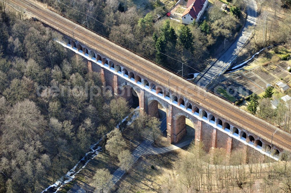 Waldheim from the bird's eye view: Das Heiligenborner Viadukt über der Mittweidaer Straße in Waldheim. Die Eisenbahnbrücke wurde Mitte des neunzehnten Jahrhunderts erbaut. The Heiligenborner Viaduct over the Mittweidaer Strasse in Waldheim.