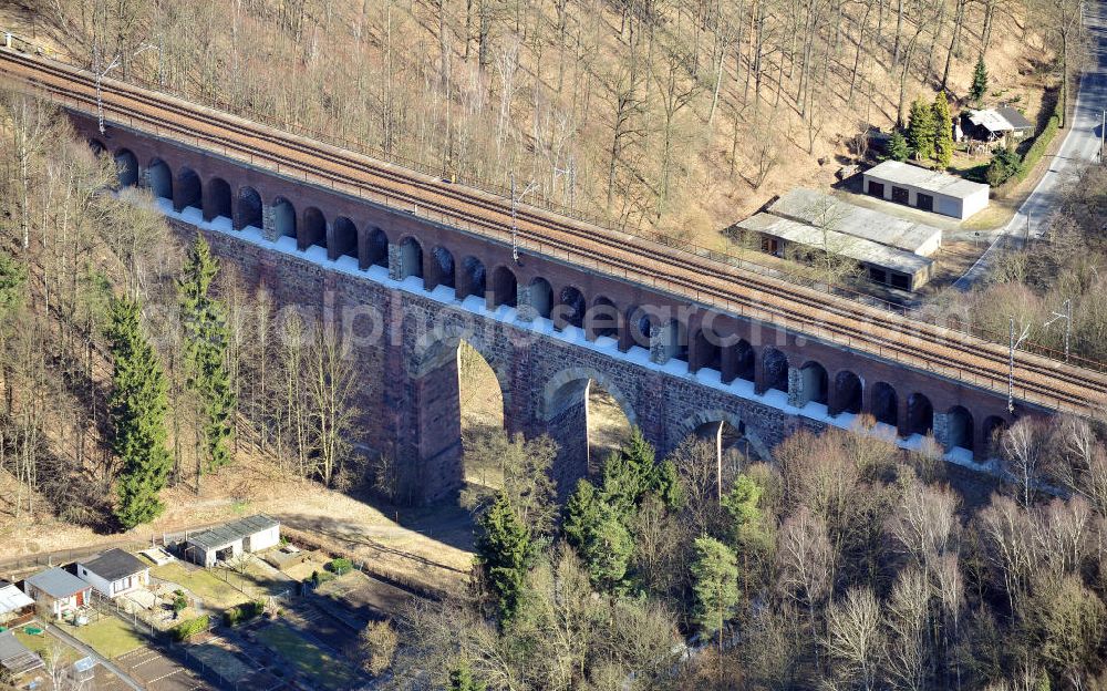 Waldheim from the bird's eye view: Das Heiligenborner Viadukt über der Mittweidaer Straße in Waldheim. Die Eisenbahnbrücke wurde Mitte des neunzehnten Jahrhunderts erbaut. The Heiligenborner Viaduct over the Mittweidaer Strasse in Waldheim.