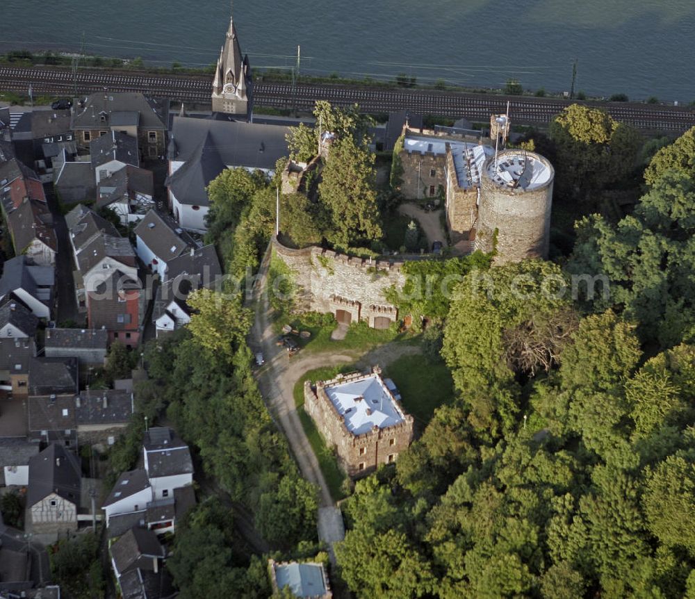 Niederheimbach from above - Die Heimburg, auch Burg Hohneck oder Hoheneck oberhalb von Niederheimbach. Die mittelalterliche Burg wurde im 13. Jahrhundert erbaut ist Teil des UNESCO-Welterbes Oberes Mittelrheintal. The Heimburg, also called Castle Hohneck or Hoheneck above Niederheimbach. The medieval castle was built in the 13th Century and is part of the UNESCO World Heritage Upper Middle Rhine Valley.