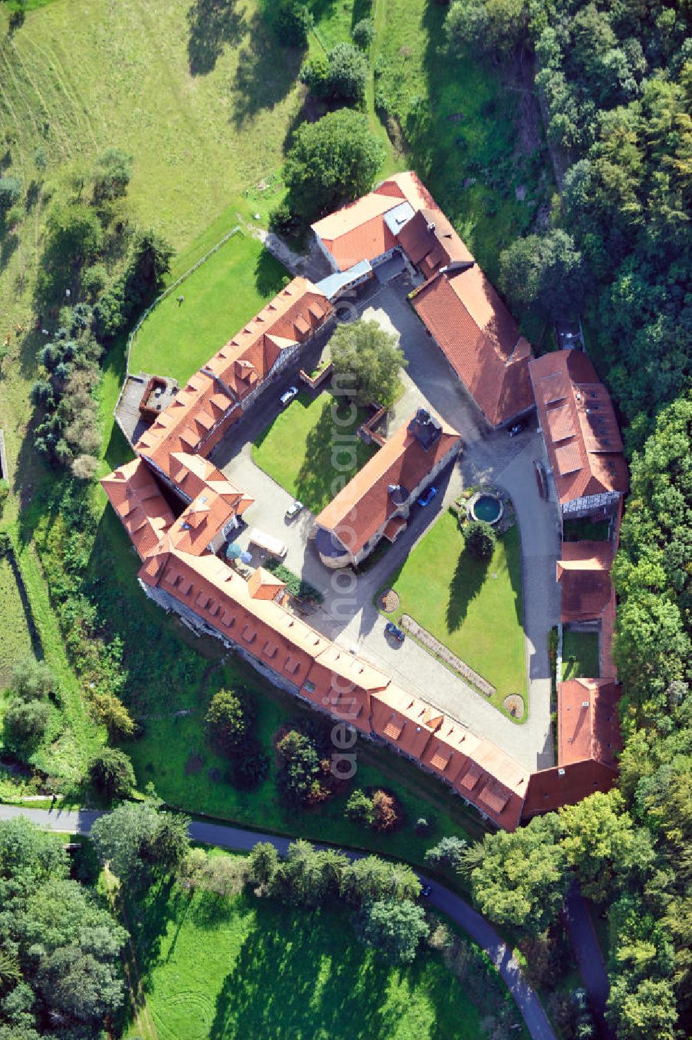 Rodeberg-Struth from above - Das Kloster Zella in Rodeberg-Struth im Landkreis Eichsfeld in Thüringen wurde vermutlich um 1100 als Doppelkloster gegründet. Über die Jahrhunderte mehrmals zerstört und wieder aufgebaut, stammt der größte Teil der Gebäude aus dem Jahr 1603. Fachwerkhäuser und ein Wehrgang umgeben den Klosterhof, in dessen Zentrum sich der historische Brunnen und die romanische Klosterkirche St. Nikolaus befinden. Die Klosteranlage steht unter Denkmalschutz und wird heute als evangelisches Altenpflegeheim genutzt. In der Kirche finden weiterhin evangelische und katholische Gottesdienste statt. Abbey Zella in Rodeberg-Struth in administrative district Eichsfeld in Thuringia. The monastery was probably founded around 1100. Repeatedly destroyed and rebuilt over the centuries, the largest part of the building dates from year 1603. Half-timbered houses and a round path surround the courtyard with historic fountain and Romanesque abbey St. Nikolaus in centre. The listed monastery complex is used as evangelic nursing home for the elderly today. In the church, evangelic and catholic services are still held.