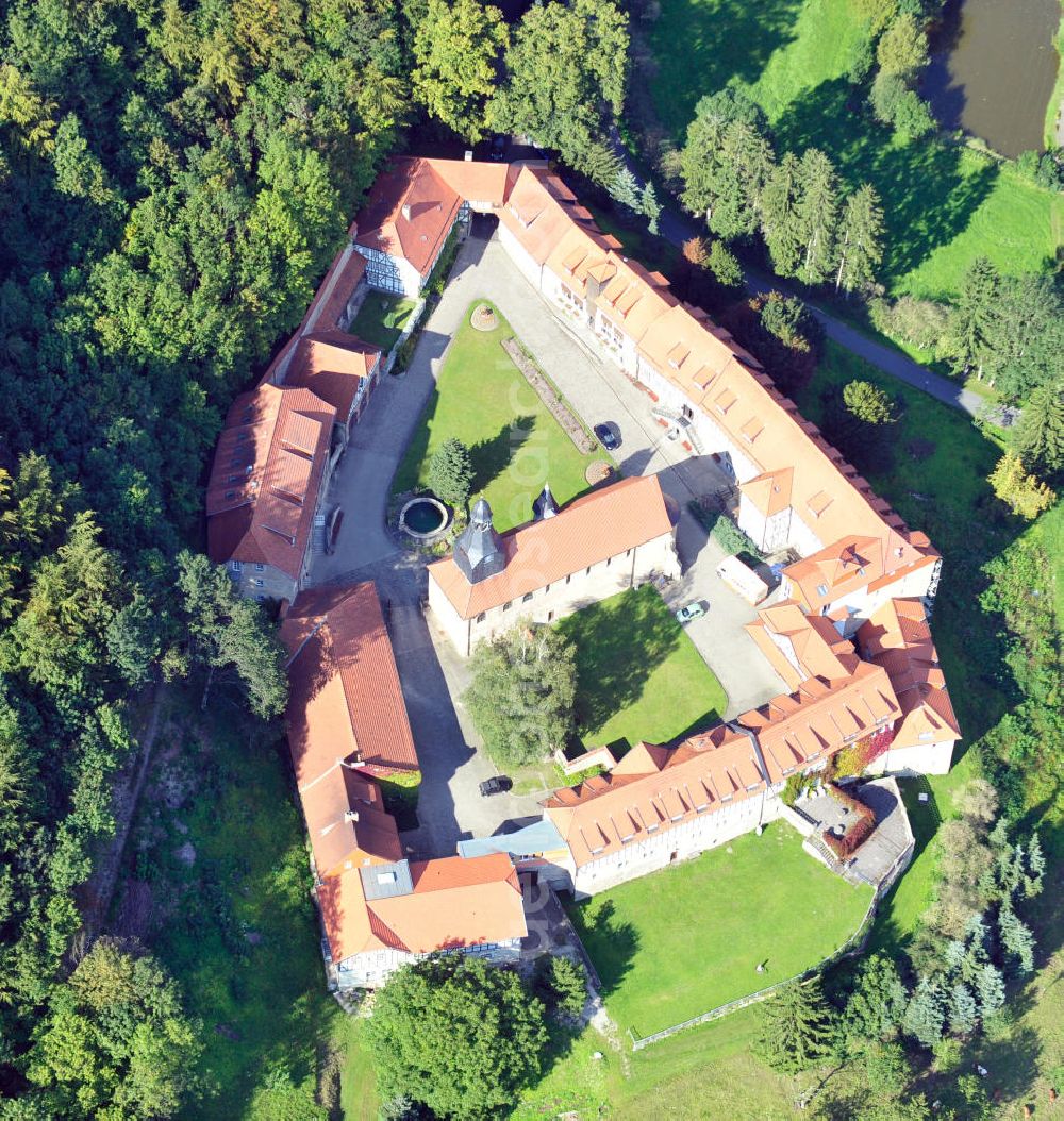 Rodeberg-Struth from above - Das Kloster Zella in Rodeberg-Struth im Landkreis Eichsfeld in Thüringen wurde vermutlich um 1100 als Doppelkloster gegründet. Über die Jahrhunderte mehrmals zerstört und wieder aufgebaut, stammt der größte Teil der Gebäude aus dem Jahr 1603. Fachwerkhäuser und ein Wehrgang umgeben den Klosterhof, in dessen Zentrum sich der historische Brunnen und die romanische Klosterkirche St. Nikolaus befinden. Die Klosteranlage steht unter Denkmalschutz und wird heute als evangelisches Altenpflegeheim genutzt. In der Kirche finden weiterhin evangelische und katholische Gottesdienste statt. Abbey Zella in Rodeberg-Struth in administrative district Eichsfeld in Thuringia. The monastery was probably founded around 1100. Repeatedly destroyed and rebuilt over the centuries, the largest part of the building dates from year 1603. Half-timbered houses and a round path surround the courtyard with historic fountain and Romanesque abbey St. Nikolaus in centre. The listed monastery complex is used as evangelic nursing home for the elderly today. In the church, evangelic and catholic services are still held.