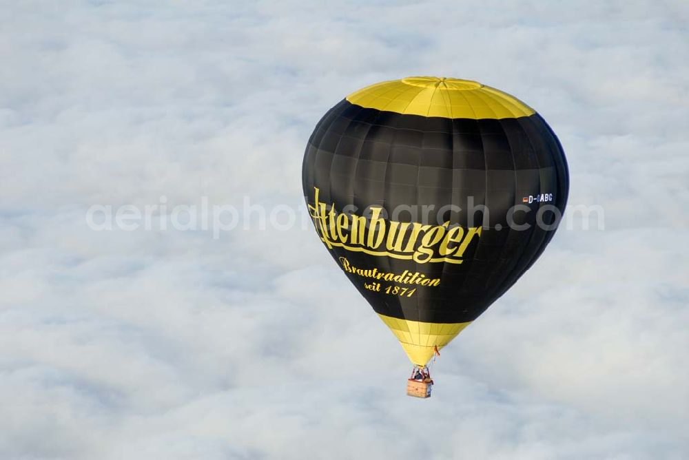 Oelsnitz / Vogtland from above - Heissluftballon mit Altenburger- Werbung D-OABG über einer Hochnebelschicht in 6000 ft Höhe südlich von Oelsnitz.