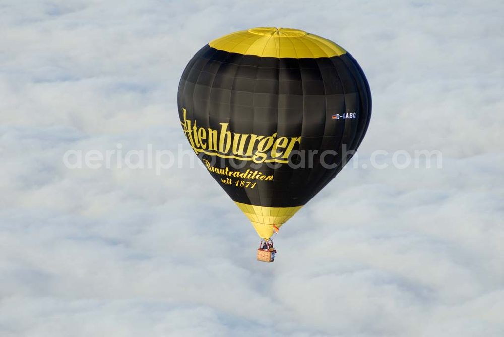 Oelsnitz / Vogtland from the bird's eye view: Heissluftballon mit Altenburger- Werbung D-OABG über einer Hochnebelschicht in 6000 ft Höhe südlich von Oelsnitz.