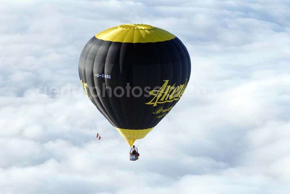 Oelsnitz / Vogtland from above - Heissluftballon mit Altenburger- Werbung D-OABG über einer Hochnebelschicht in 6000 ft Höhe südlich von Oelsnitz.