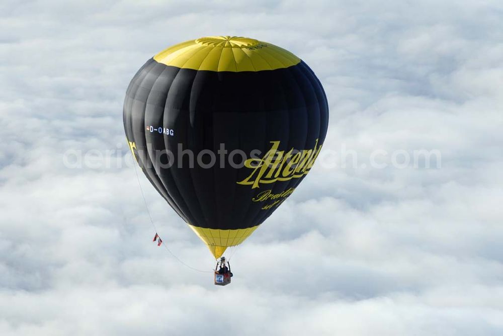 Oelsnitz / Vogtland from the bird's eye view: Heissluftballon mit Altenburger- Werbung D-OABG über einer Hochnebelschicht in 6000 ft Höhe südlich von Oelsnitz.