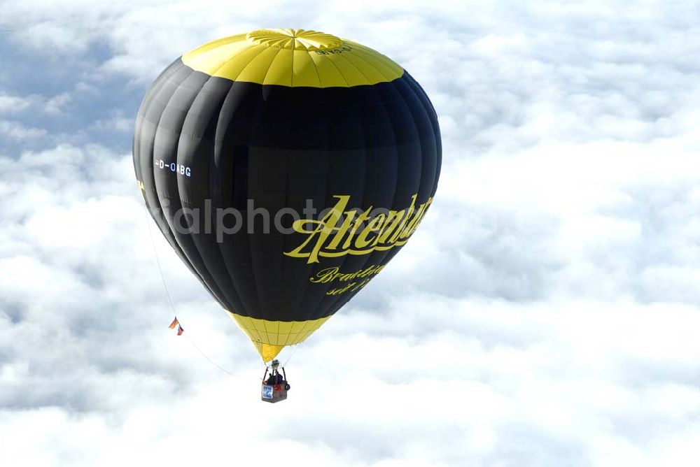 Aerial image Oelsnitz / Vogtland - Heissluftballon mit Altenburger- Werbung D-OABG über einer Hochnebelschicht in 6000 ft Höhe südlich von Oelsnitz.