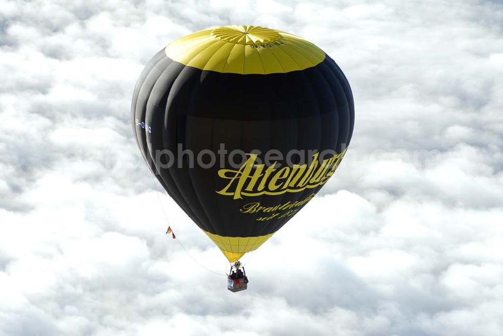 Aerial photograph Oelsnitz / Vogtland - Heissluftballon mit Altenburger- Werbung D-OABG über einer Hochnebelschicht in 6000 ft Höhe südlich von Oelsnitz.