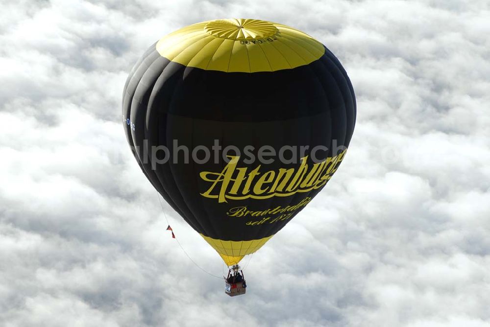 Oelsnitz / Vogtland from above - Heissluftballon mit Altenburger- Werbung D-OABG über einer Hochnebelschicht in 6000 ft Höhe südlich von Oelsnitz.