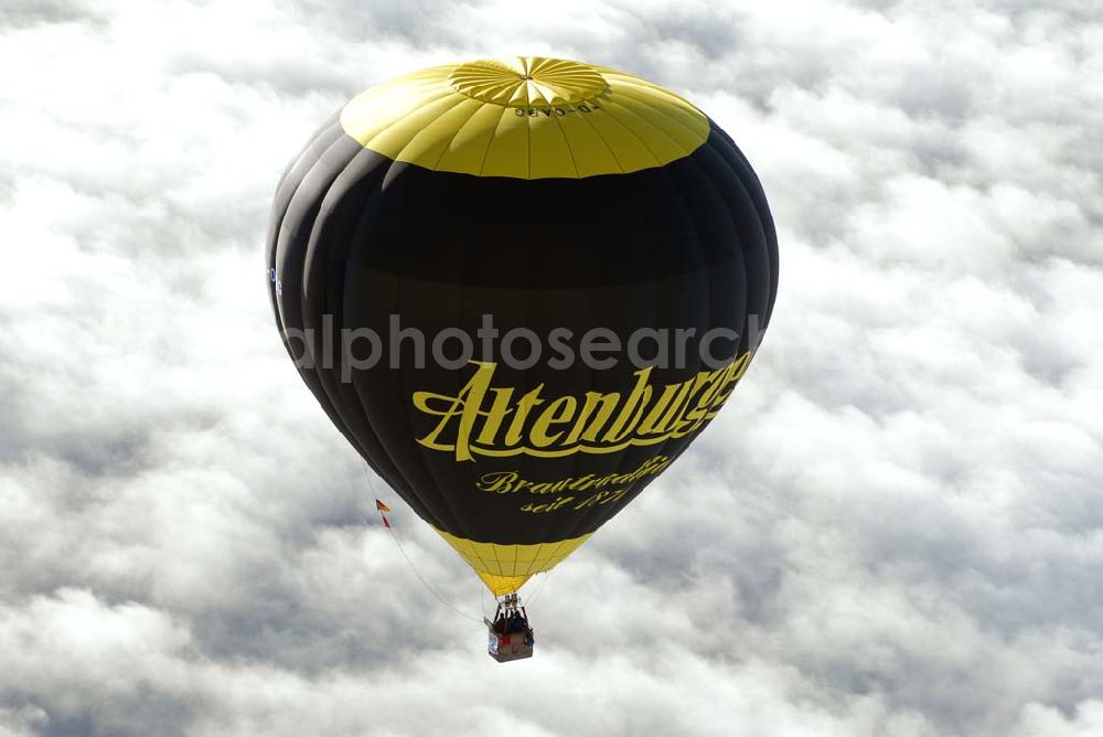 Oelsnitz / Vogtland from the bird's eye view: Heissluftballon mit Altenburger- Werbung D-OABG über einer Hochnebelschicht in 6000 ft Höhe südlich von Oelsnitz.