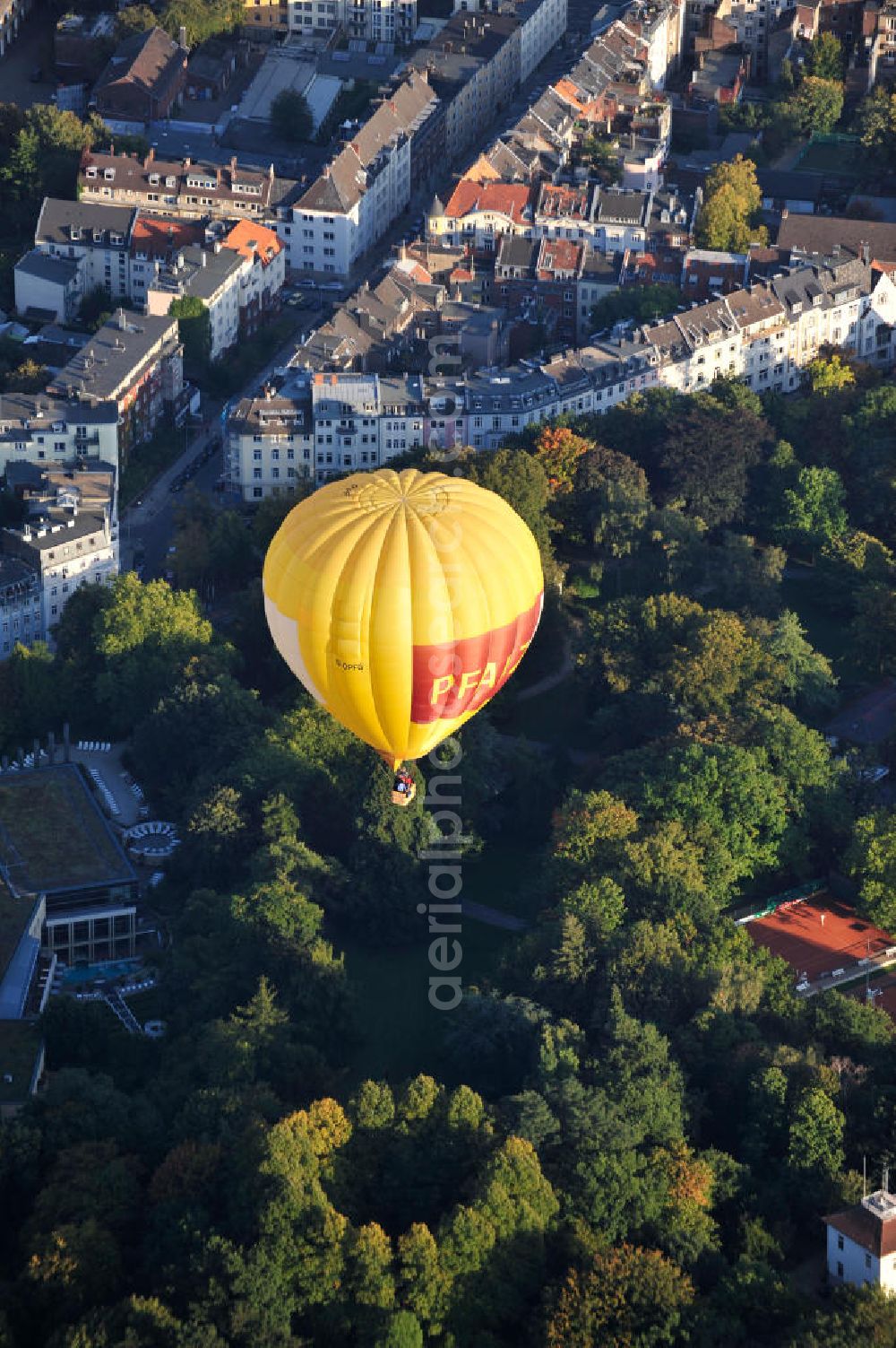 Aerial image Aachen - Ein Heißluftballon, des AC-Ballonteams über der Stadt Aachen in Nordrhein-Westfalen. A hot-air balloon of AC-Ballonteam over the town / city Aachen in North Rhine-Westphalia.