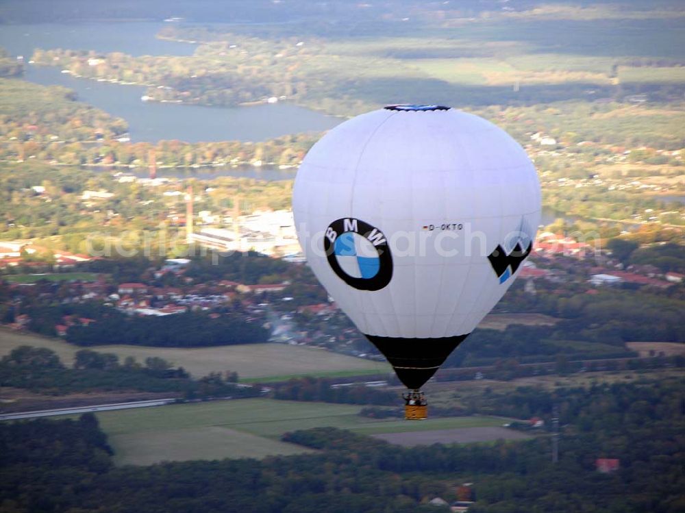 Aerial photograph Königs Wusterhausen - 07.10.2004 Blick auf einen Heißluftballon der Firma BMW in der Luft über Königs Wusterhausen.