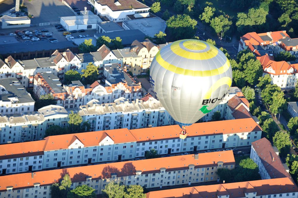 Magdeburg from the bird's eye view: Heißluftballon über dem Wohngebiet Magdeburg Buckau im Bereich der Raiffeisenstraße / Rudolf-Wolf-Straße / Dodendorfer Straße. Im Bild ein in der Abendsonne aufsteigender Heißluftballon mit der Kennung D-OBEO. City Ballon Flight over the Magdeburg residenz area in the destrict Buckau.