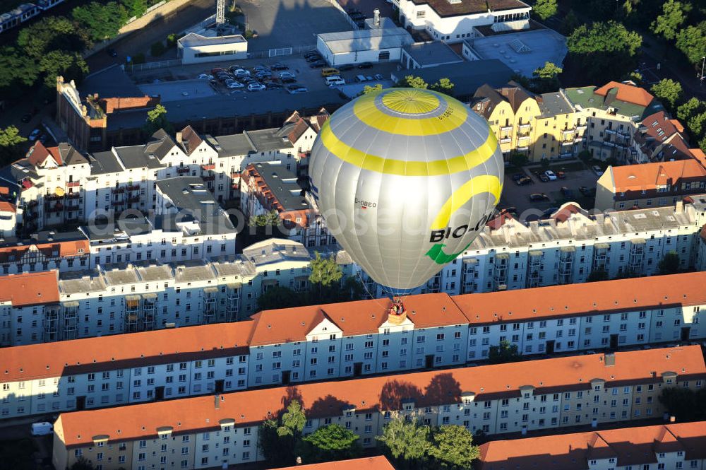 Aerial image Magdeburg - Heißluftballon über dem Wohngebiet Magdeburg Buckau im Bereich der Raiffeisenstraße / Rudolf-Wolf-Straße / Dodendorfer Straße. Im Bild ein in der Abendsonne aufsteigender Heißluftballon mit der Kennung D-OBEO. City Ballon Flight over the Magdeburg residenz area in the destrict Buckau.