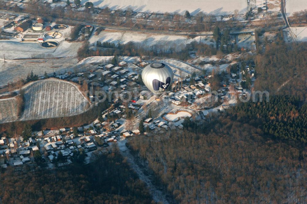 Guldental from above - Blick auf einen Heißluftballon über der Ortsgemeinde Guldental im Landkreis Bad Kreuznach in Rheinland-Pfalz. Sie gehört der Verbandsgemeinde Langenlonsheim an. View to a hot-air balloon across the congregation Guldental in the administrative district Bad Kreuznach of Rhineland-Palatinate.