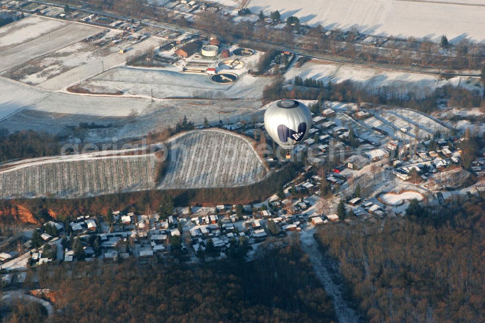 Guldental from the bird's eye view: Blick auf einen Heißluftballon über der Ortsgemeinde Guldental im Landkreis Bad Kreuznach in Rheinland-Pfalz. Sie gehört der Verbandsgemeinde Langenlonsheim an. View to a hot-air balloon across the congregation Guldental in the administrative district Bad Kreuznach of Rhineland-Palatinate.