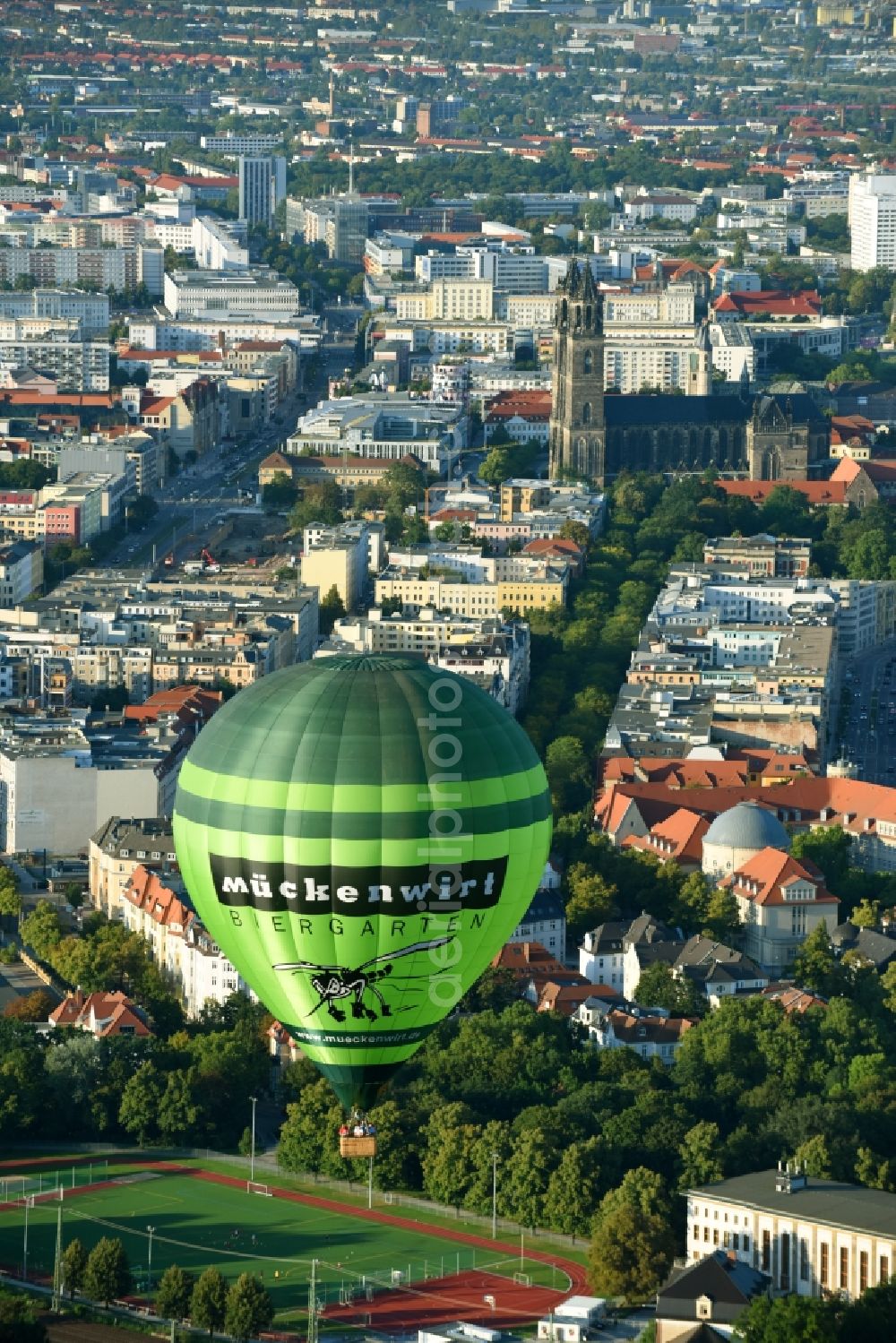 Aerial photograph Magdeburg - Hot air balloon with of Kennung D-OEKY Mueckenwirt flying in the airspace in Magdeburg in the state Saxony-Anhalt, Germany