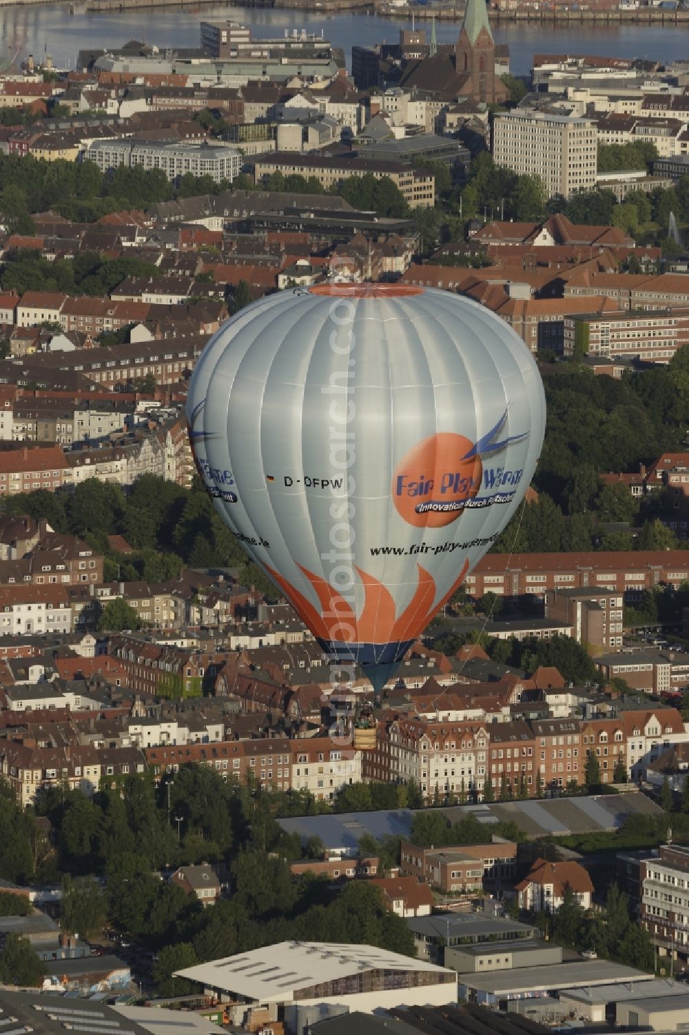 Kronshagen from the bird's eye view: Hot air balloon in Kiel in Schleswig-Holstein. Ballooning over the houses in the area south town