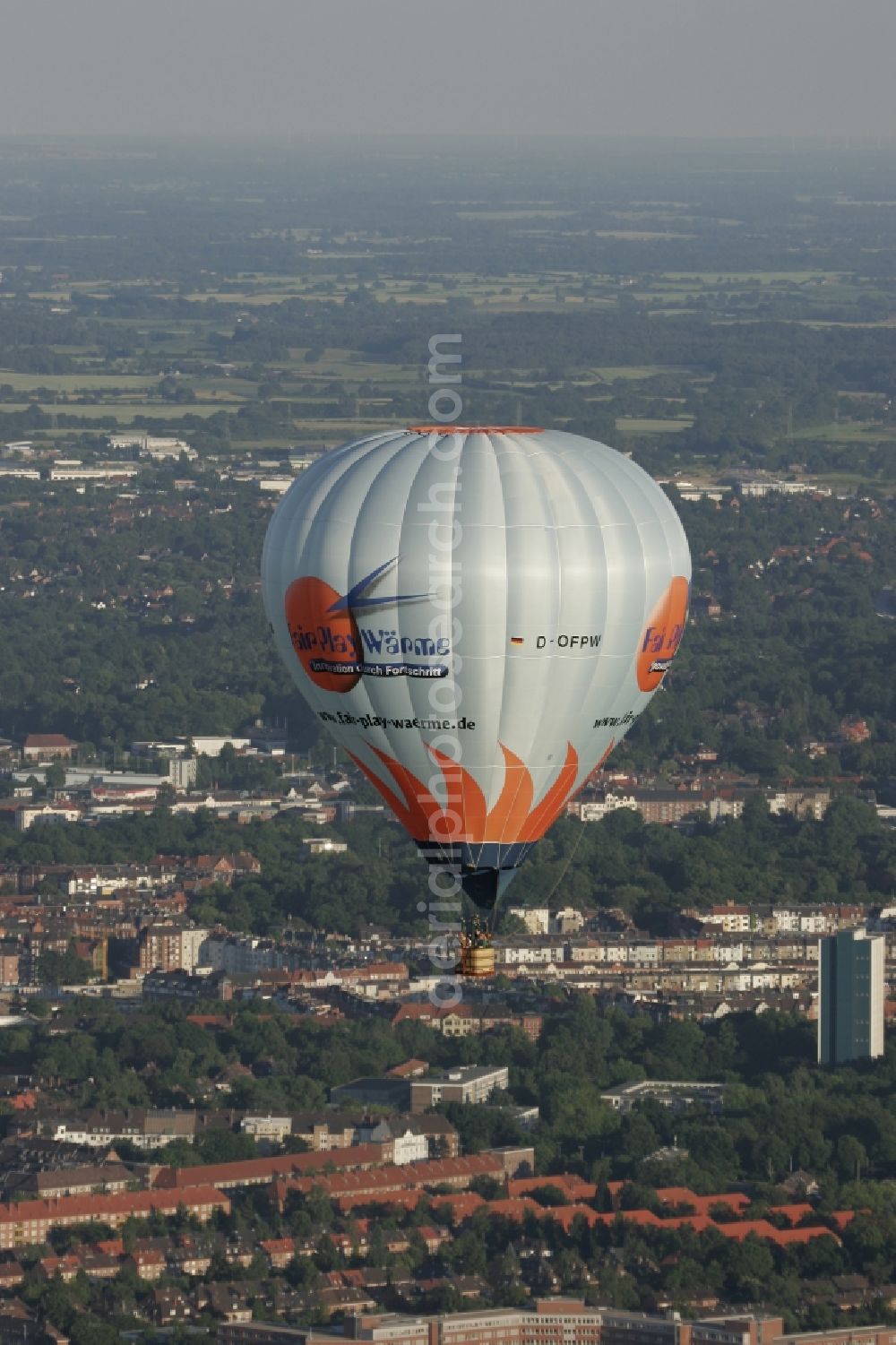 Aerial image Kronshagen - Hot air balloon in Kiel in Schleswig-Holstein. Ballooning over the houses in the area south town