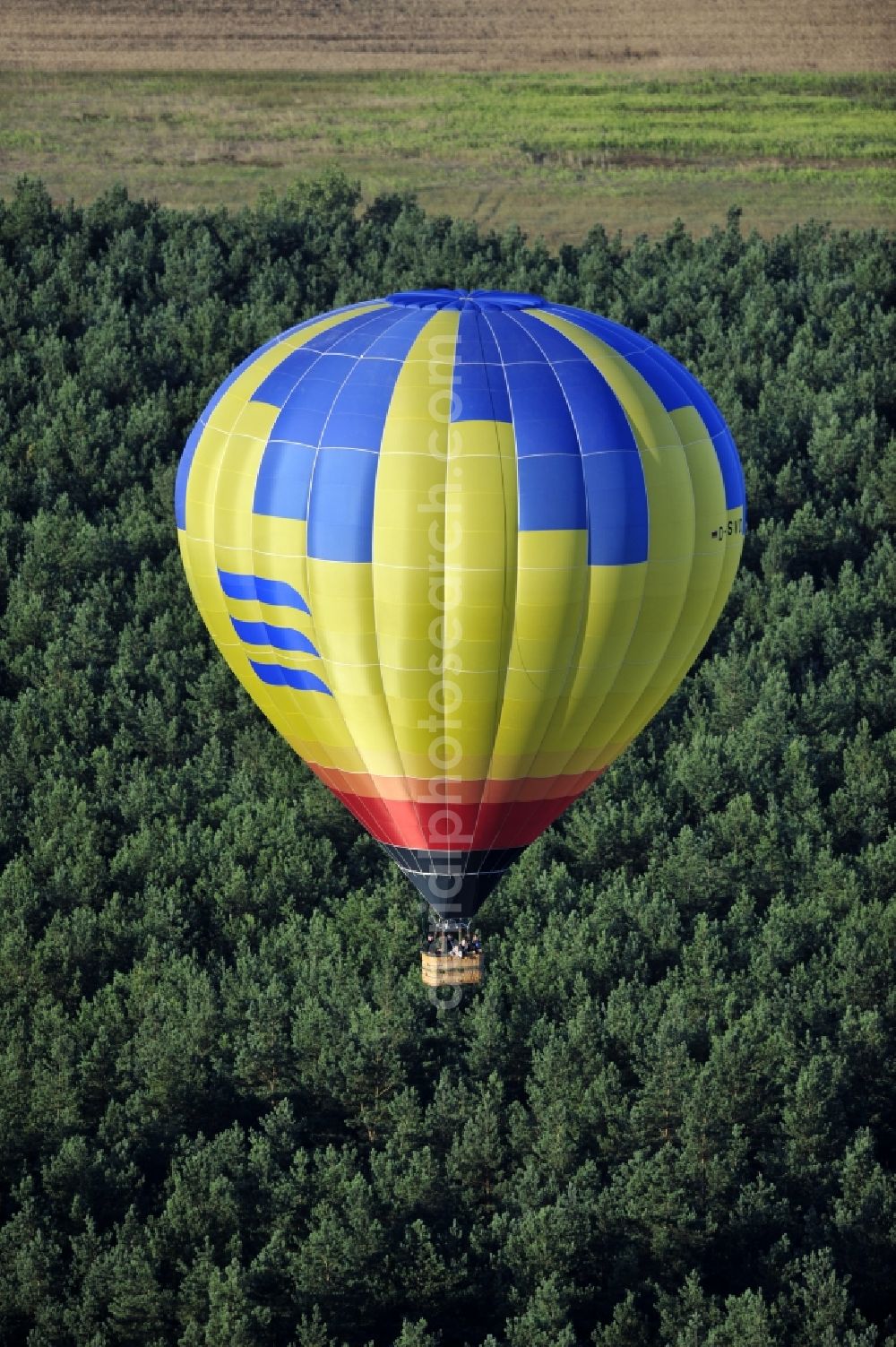 Aerial photograph Treuenbrietzen - Treuenbrietzen 07/23/2012 at Balloon driver Treuenbrietzen in Brandenburg. The balloon with the Kennund D-OSVD is operated by the company Skyballooning GmbH. The airline offers balloon rides in the entire state