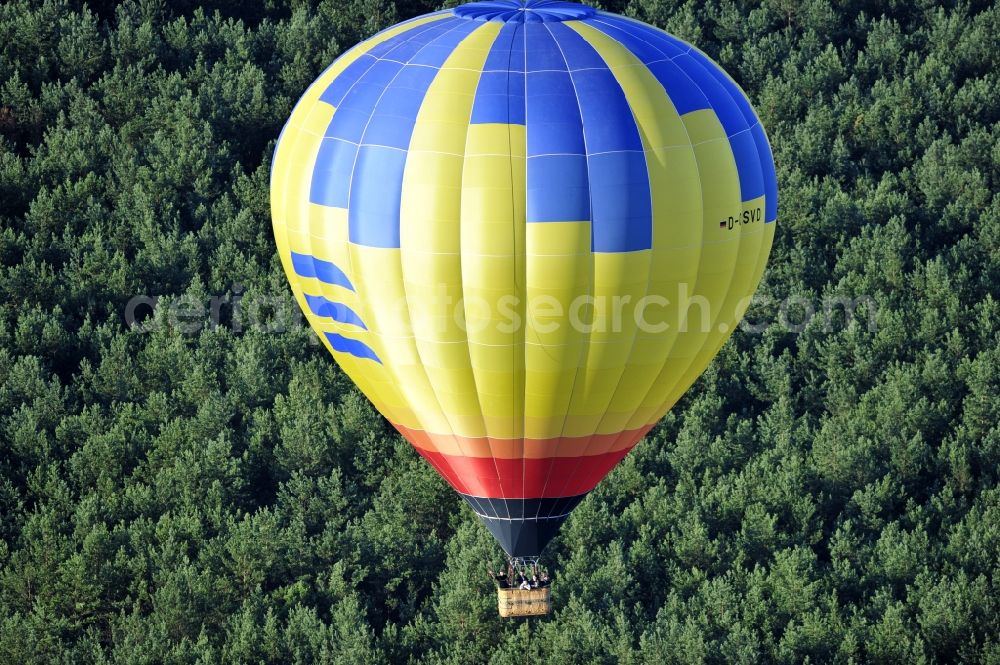 Treuenbrietzen from the bird's eye view: Treuenbrietzen 07/23/2012 at Balloon driver Treuenbrietzen in Brandenburg. The balloon with the Kennund D-OSVD is operated by the company Skyballooning GmbH. The airline offers balloon rides in the entire state