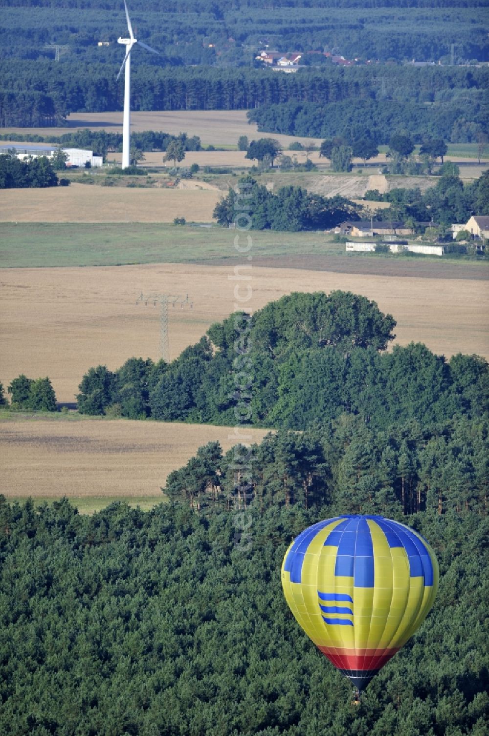 Treuenbrietzen from above - Treuenbrietzen 07/23/2012 at Balloon driver Treuenbrietzen in Brandenburg. The balloon with the Kennund D-OSVD is operated by the company Skyballooning GmbH. The airline offers balloon rides in the entire state