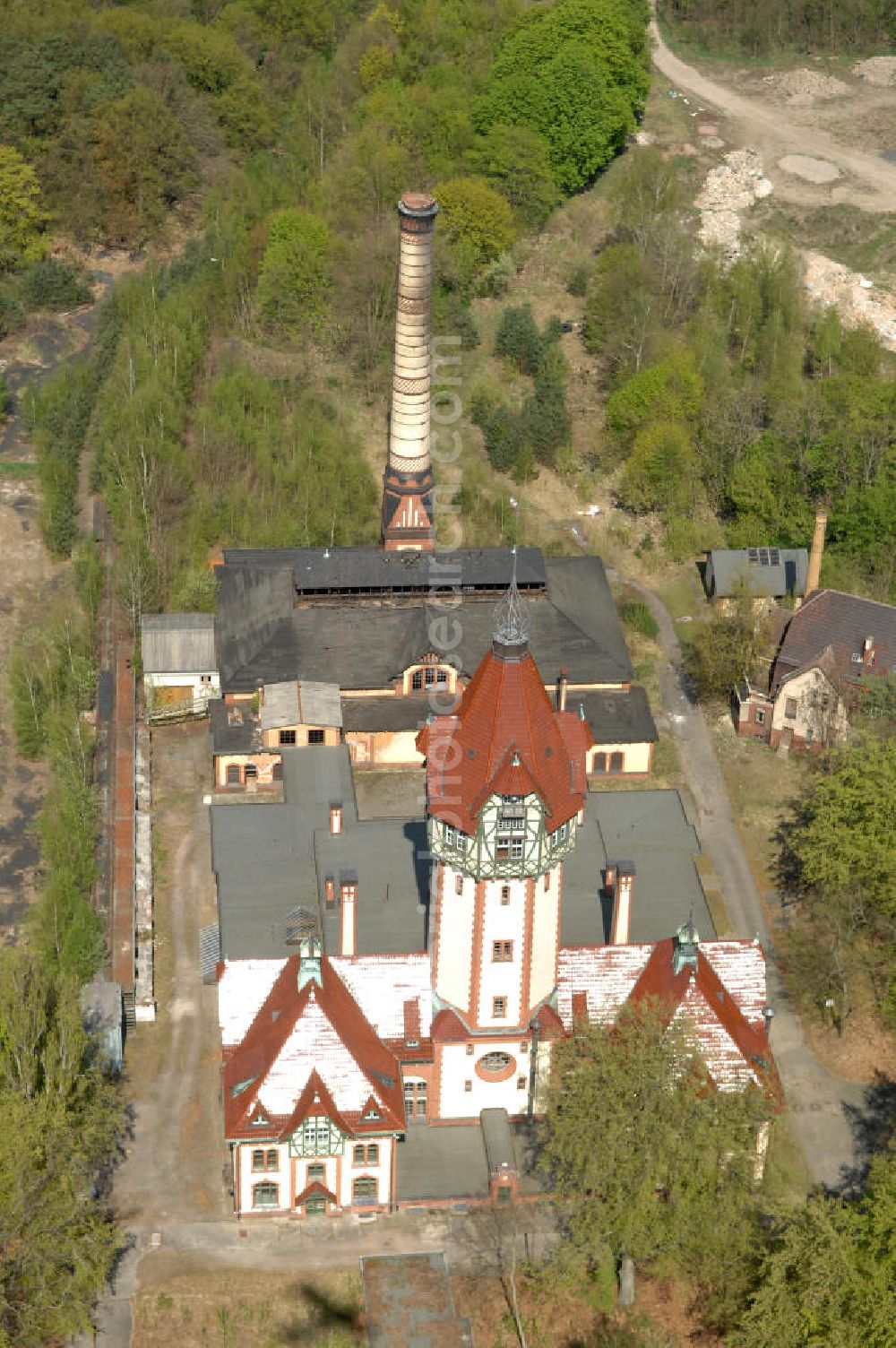 Beelitz from the bird's eye view: Blick auf das Heizhaus / Maschinenhaus / Heizkraftwerk mit dem 44 Meter hohen Wasserturm auf dem Areal der Heilstätten. Von hier wurde das gesamte Gelände mit Hilfe einer Kraft-Wärme-Kopplung mit Wasser und Energie versorgt. Der Maschinensaal und der Turm wurden saniert und ist heute ein technisches Denkmal.