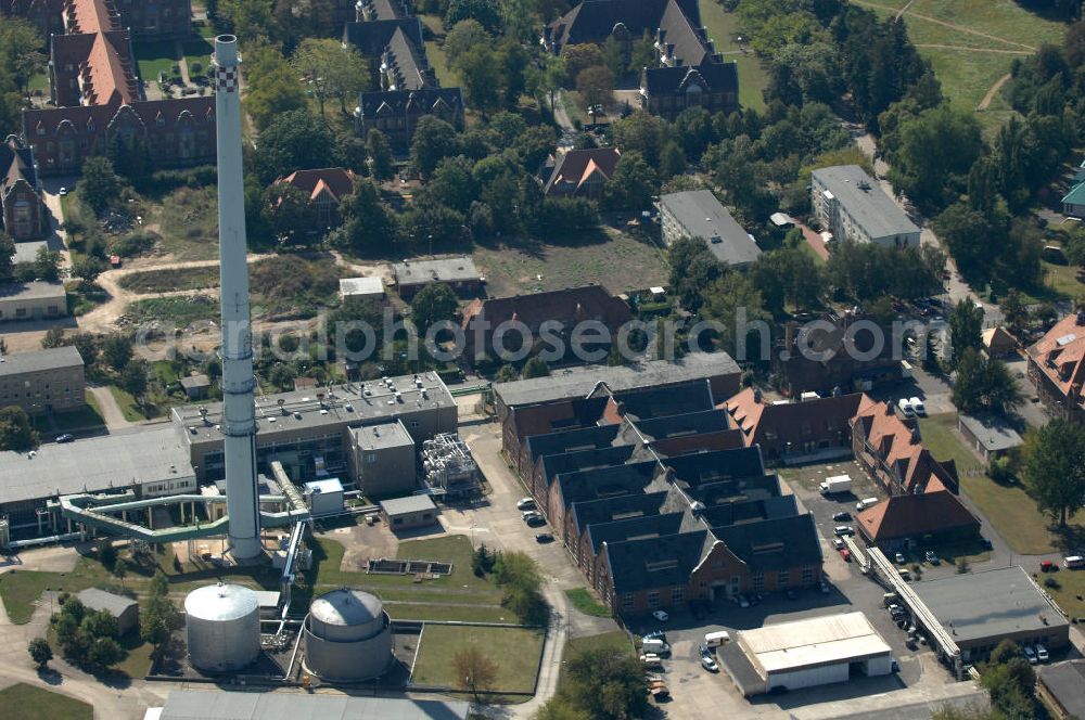 Aerial photograph Berlin - Blick auf das Heizkraftwerk in Berlin-Buch. Das 1974 erstmals in Betrieb genommene kleinste Berliner Kraftwerk läuft nach dem Prinzip der Kraft-Wärme-Kopplung und wird durch die Vattenfall AG betrieben.