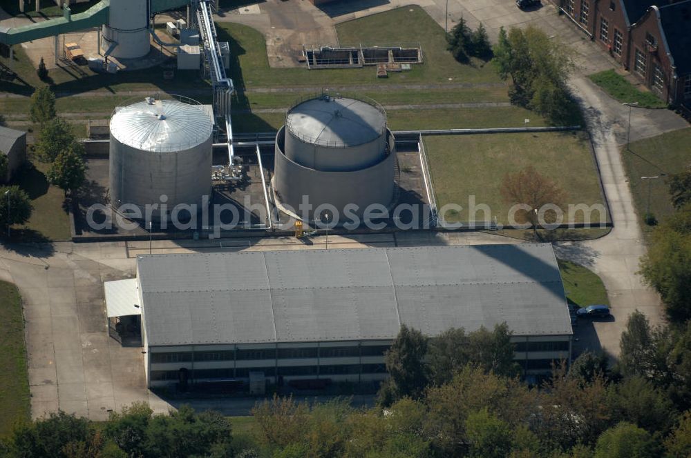 Berlin from the bird's eye view: Blick auf das Heizkraftwerk in Berlin-Buch. Das 1974 erstmals in Betrieb genommene kleinste Berliner Kraftwerk läuft nach dem Prinzip der Kraft-Wärme-Kopplung und wird durch die Vattenfall AG betrieben.