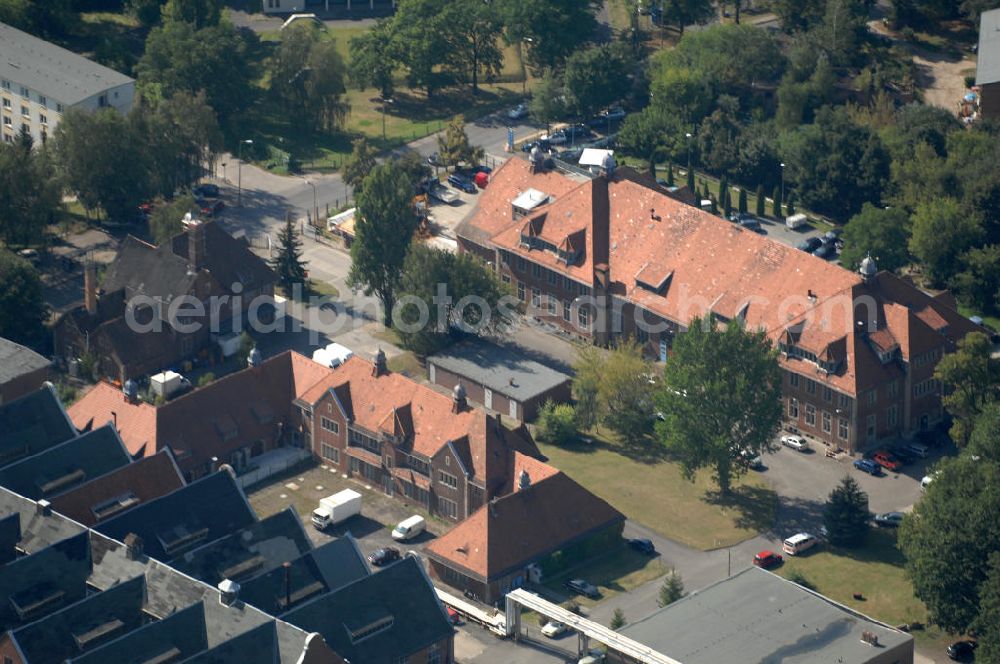 Aerial photograph Berlin - Blick auf das Heizkraftwerk in Berlin-Buch. Das 1974 erstmals in Betrieb genommene kleinste Berliner Kraftwerk läuft nach dem Prinzip der Kraft-Wärme-Kopplung und wird durch die Vattenfall AG betrieben.