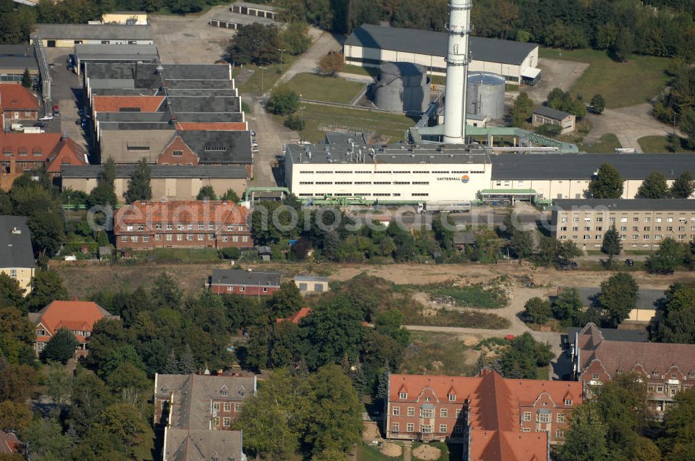 Berlin from the bird's eye view: Blick auf das Heizkraftwerk in Berlin-Buch. Das 1974 erstmals in Betrieb genommene kleinste Berliner Kraftwerk läuft nach dem Prinzip der Kraft-Wärme-Kopplung und wird durch die Vattenfall AG betrieben.