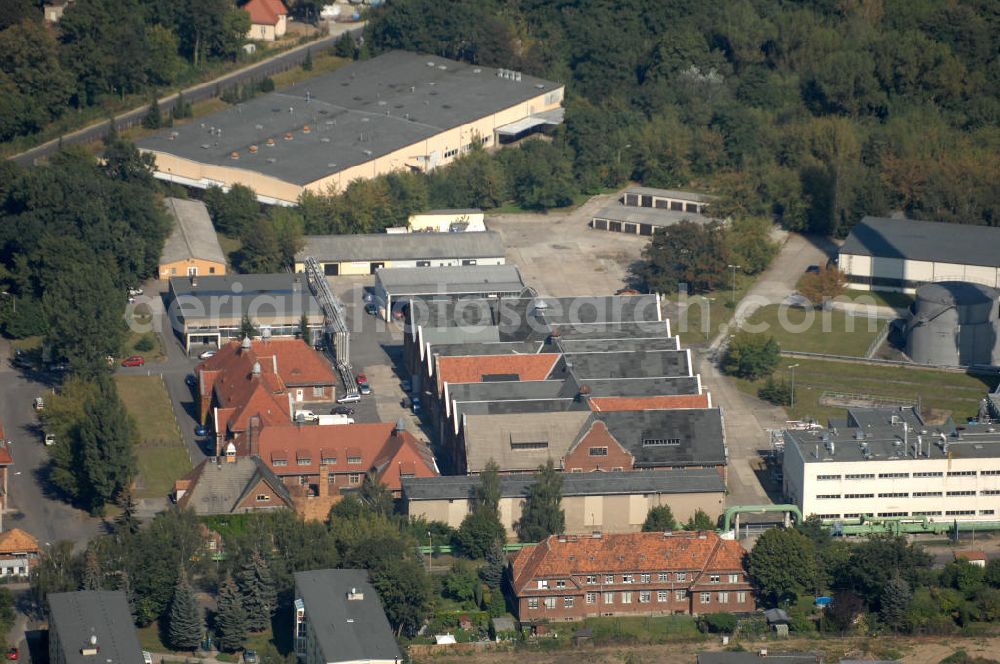 Aerial image Berlin - Blick auf das Heizkraftwerk in Berlin-Buch. Das 1974 erstmals in Betrieb genommene kleinste Berliner Kraftwerk läuft nach dem Prinzip der Kraft-Wärme-Kopplung und wird durch die Vattenfall AG betrieben.