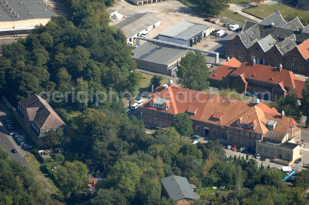 Aerial image Berlin - Blick auf das Heizkraftwerk in Berlin-Buch. Das 1974 erstmals in Betrieb genommene kleinste Berliner Kraftwerk läuft nach dem Prinzip der Kraft-Wärme-Kopplung und wird durch die Vattenfall AG betrieben.