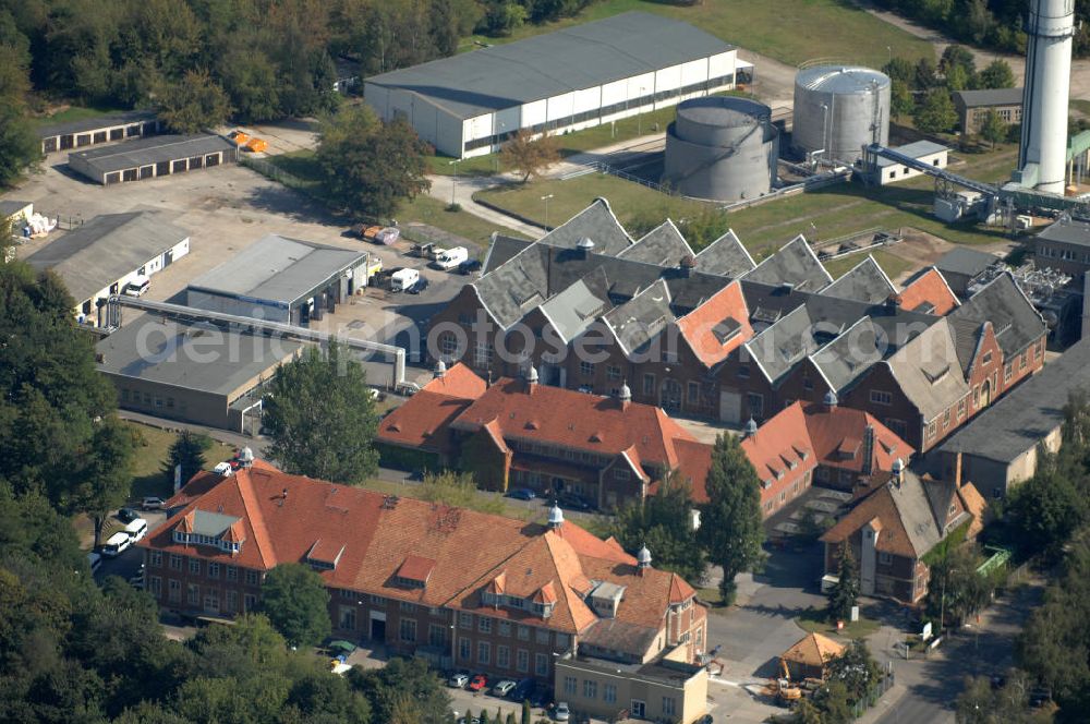 Aerial photograph Berlin - Blick auf das Heizkraftwerk in Berlin-Buch. Das 1974 erstmals in Betrieb genommene kleinste Berliner Kraftwerk läuft nach dem Prinzip der Kraft-Wärme-Kopplung und wird durch die Vattenfall AG betrieben.