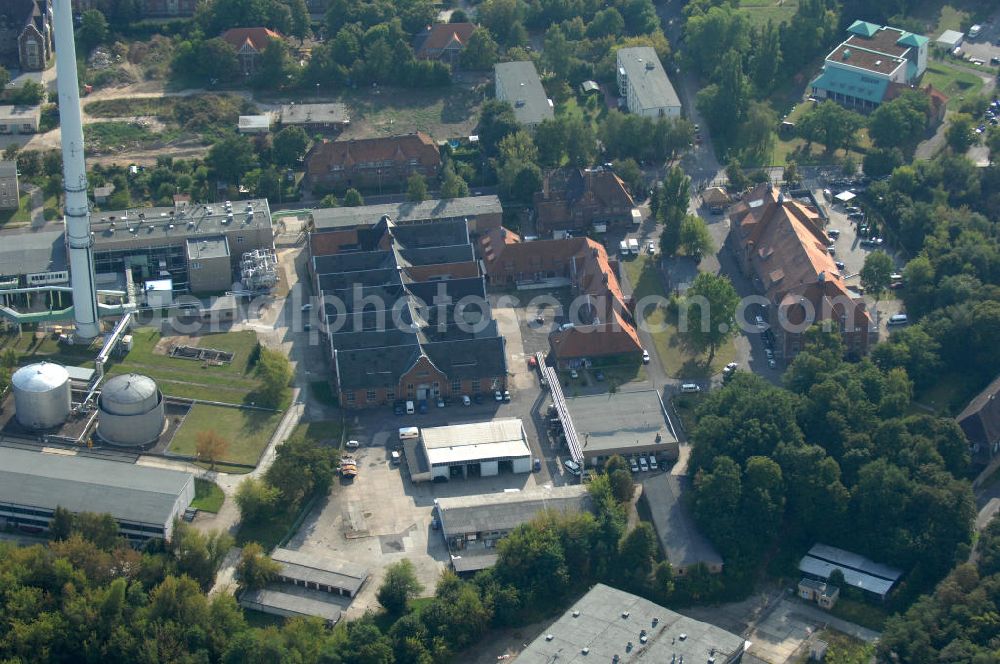 Berlin from the bird's eye view: Blick auf das Heizkraftwerk in Berlin-Buch. Das 1974 erstmals in Betrieb genommene kleinste Berliner Kraftwerk läuft nach dem Prinzip der Kraft-Wärme-Kopplung und wird durch die Vattenfall AG betrieben.