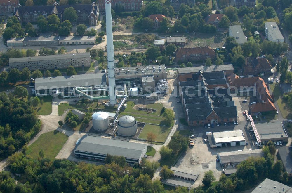 Aerial image Berlin - Blick auf das Heizkraftwerk in Berlin-Buch. Das 1974 erstmals in Betrieb genommene kleinste Berliner Kraftwerk läuft nach dem Prinzip der Kraft-Wärme-Kopplung und wird durch die Vattenfall AG betrieben.