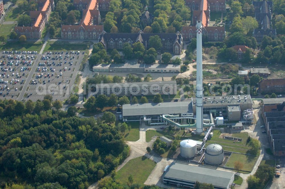 Aerial photograph Berlin - Blick auf das Heizkraftwerk in Berlin-Buch. Das 1974 erstmals in Betrieb genommene kleinste Berliner Kraftwerk läuft nach dem Prinzip der Kraft-Wärme-Kopplung und wird durch die Vattenfall AG betrieben.