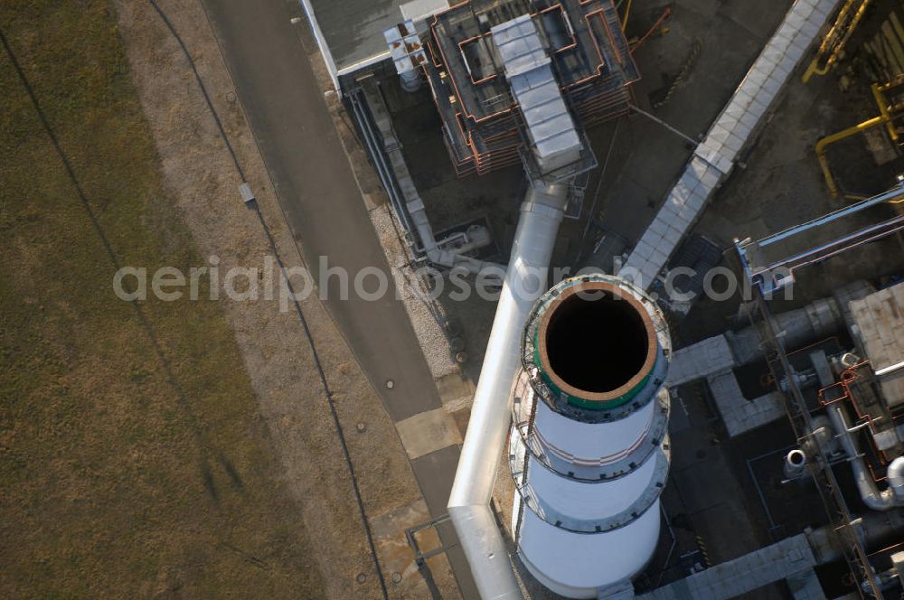 Berlin-Lichtenberg from the bird's eye view: Das Heizkraftwerk Berlin-Lichtenberg (HKW) wurde ab 1970 in mehreren Baustufen vom damaligen Energiekombinat Berlin errichtet. Damit wurde die Bebauung eines 405 Hektar großen Gebietes mit Industriestandorten begonnen, zu deren Versorgung das Kraftwerk dienen sollte. Außerdem wurde in dieser Zeit auch mit der Errichtung der neuen Wohngebiete rund um das Dorf Marzahn begonnen, die mit Fernwärme aus dem Kraftwerk beheizt werden sollten. Da das Gebiet zu dieser Zeit noch zum Stadtbezirk Lichtenberg gehörte, der zu dieser Zeit vom heutigen gleichnamigen Ortsteil bis zum östlichen Stadtrand reichte, wurde das Kraftwerk nach ihm benannt. Auch nach der Bildung des neuen Stadtbezirks Marzahn im Jahr 1979 wurde die Bezeichnung für das Kraftwerk beibehalten.Mit dem Zusammenschluss der aus dem Energiekombinat Berlin hervorgegangen EBAG und der Bewag (heute Vattenfall Europe Berlin) im Jahr 1993 wurde das Kraftwerk in das nunmehrige Gesamtberliner Strom- und Wärmenetz integriert. Es bildet heute einen Teil des Geschäftsbereichs Kraftwerke Ost.